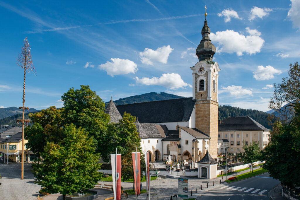 Kirche und Kirchplatz in Altenmarkt im Pongau