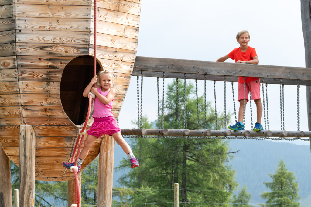 Kinder auf einem Kletterspielplatz