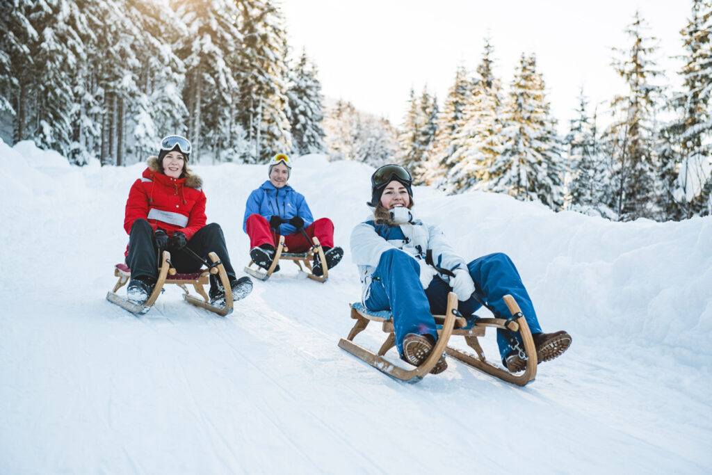 Familie beim Rodeln