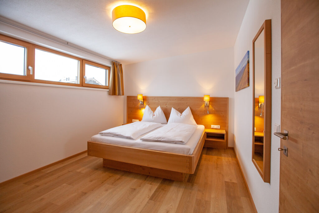 Doppelbett im Apartment Hochbifang
