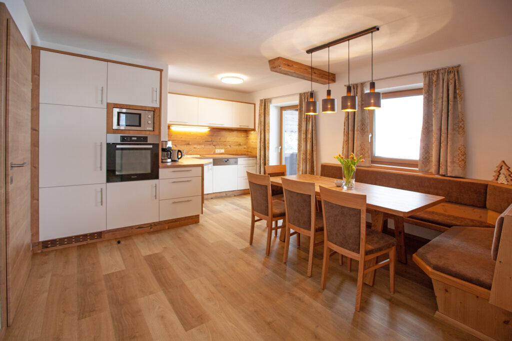 Küche und Esstisch im Apartment Hochbifang