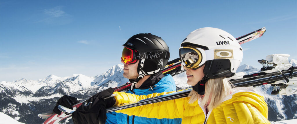 Skifahrer und Skifahrerin im Profil