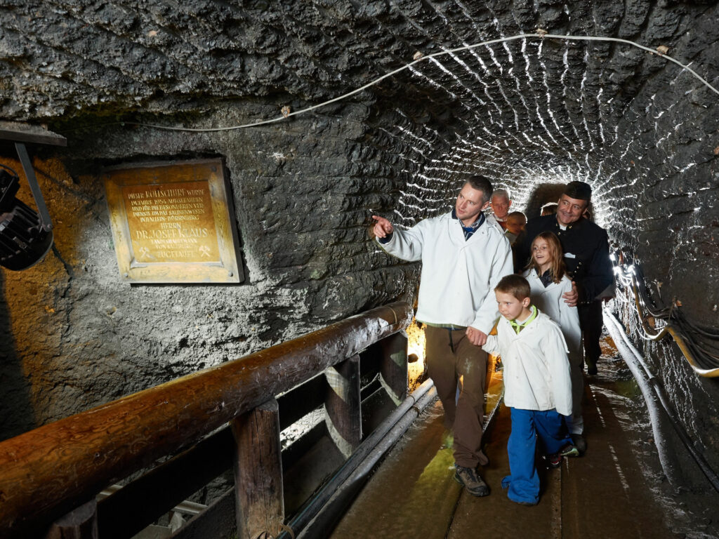 Familie mit Führer im Bergwersstollen – Salzwelten Hallein