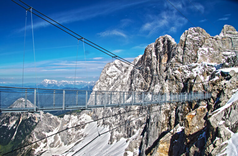 Dachstein Hängebrücke vor Dachstein Dreigestirn © Ch. Buchegger / Der Dachstein