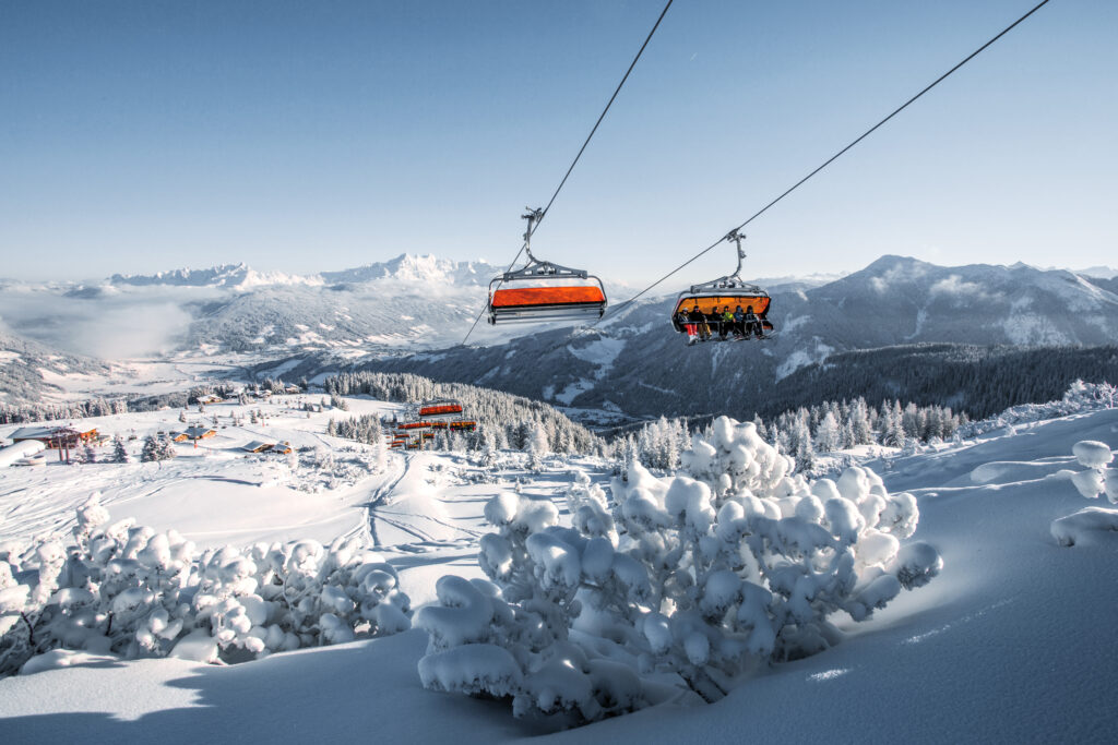6er-Sessellift Starjet 3 in Flachau über verschneitem Skigebiet